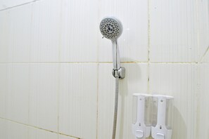 Phòng đơn | Phòng tắm | Buồng tắm vòi sen, khăn tắm 