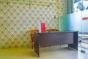 Reception - SPOT ON 91660 Red Rose Guest House (Balikpapan)