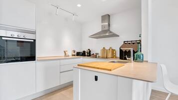 Een koelkast, een microgolfoven, een oven, een kookplaat