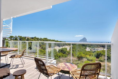 Outdoor dining. Apartment 'Real De Ifach - Atico' with Sea View, Wi-Fi and Air Conditioning