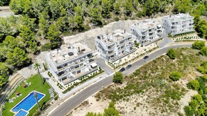 A modern residential complex with multiple apartment buildings, a swimming pool, and a well-maintained lawn. - Apartment 'Real De Ifach - Atico' with Sea View, Wi-Fi and Air Conditioning (Calpe)