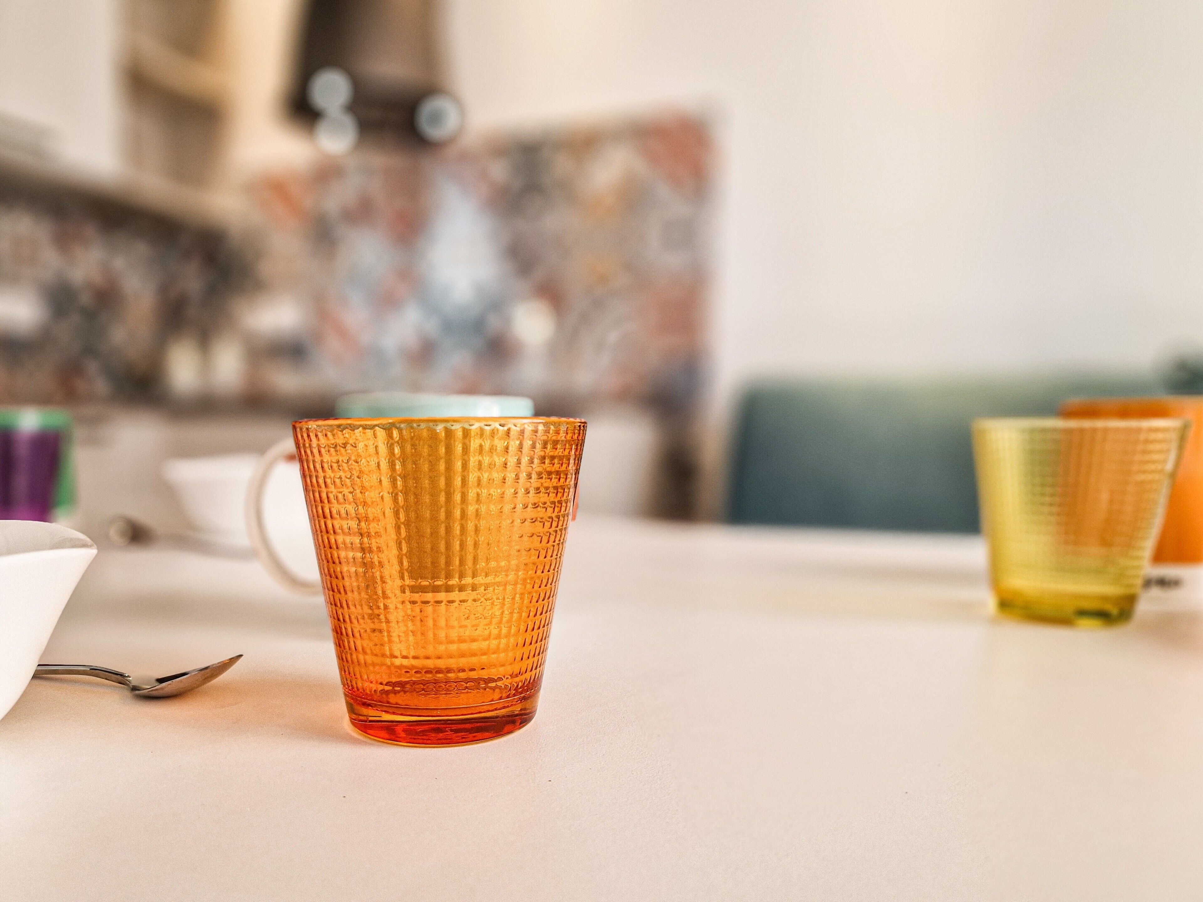 Ein Tisch mit einem Glas und einem Löffel.