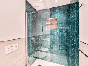 Dusche, Haartrockner, Handtücher