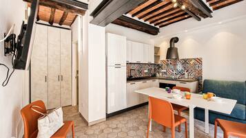 KĂŒhlschrank, Herdplatte, GeschirrspĂŒler, Hochstuhl