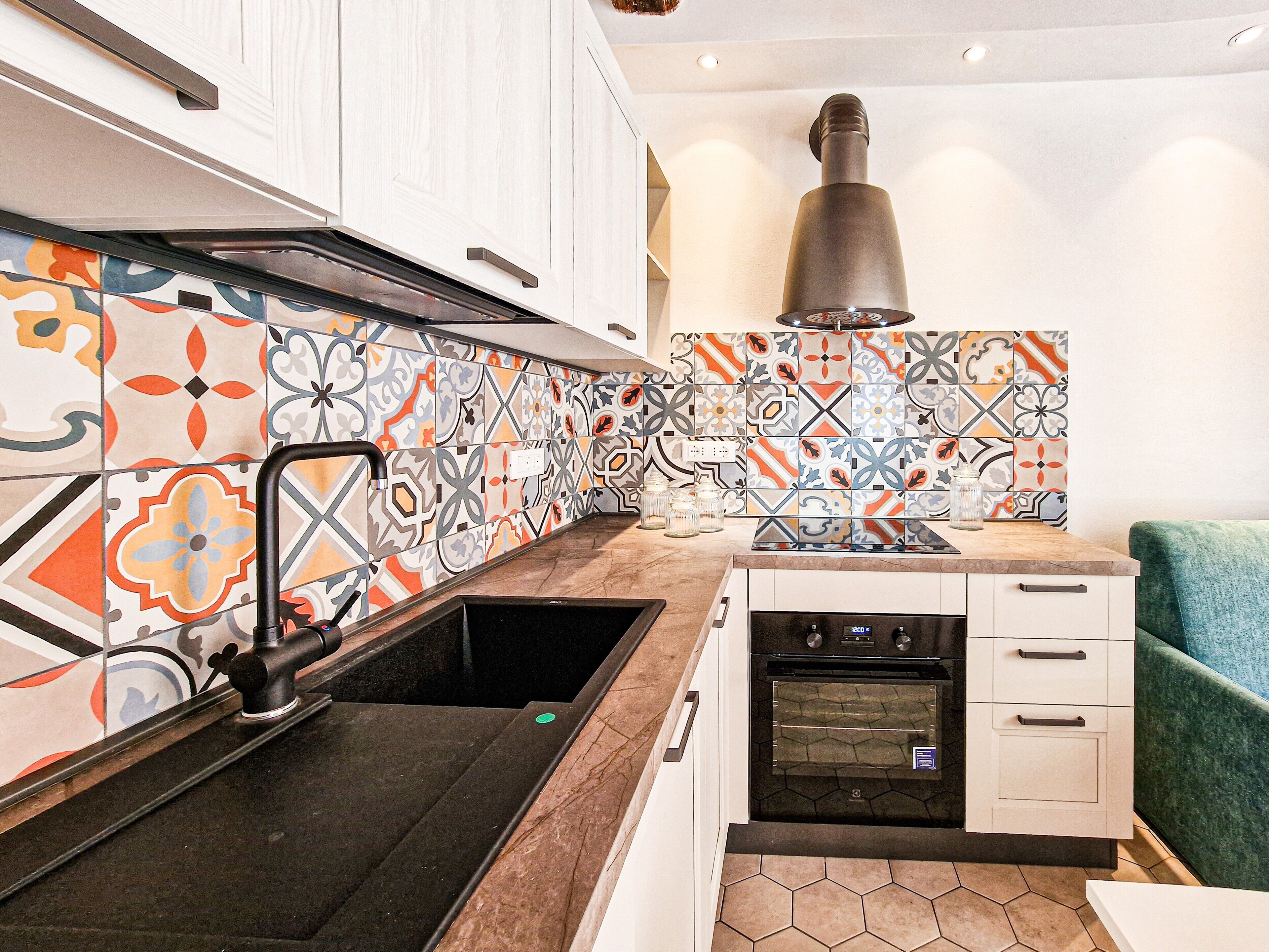 Kühlschrank, Herdplatte, Geschirrspüler, Hochstuhl