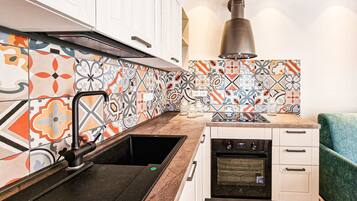 KĂŒhlschrank, Herdplatte, GeschirrspĂŒler, Hochstuhl