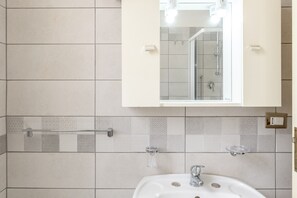 Shower, free toiletries, hair dryer, towels - Apartment 'Casa Leonardo' with Shared Terrace, Private Garden and Air Conditioning (Licata)