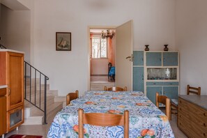 Dining - Apartment 'Casa Leonardo' with Shared Terrace, Private Garden and Air Conditioning (Licata)