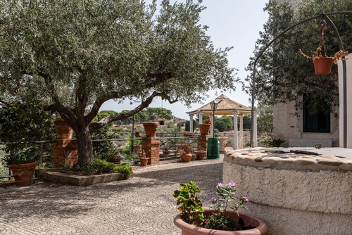 Apartment 'Casa Leonardo' with Shared Terrace, Private Garden and Air Conditioning