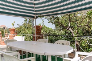 Outdoor dining - Apartment 'Casa Leonardo' with Shared Terrace, Private Garden and Air Conditioning (Licata)