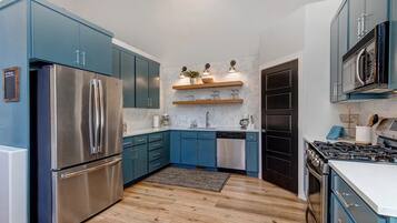 Geladeira, micro-ondas, fogão, cooktop