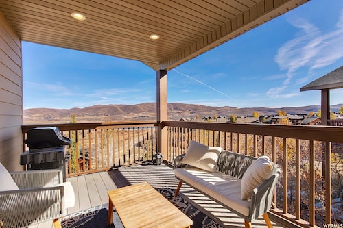 New! Huge Family Retreat near Deer Valley Ski Gondola w/Hot Tub and Lake Views