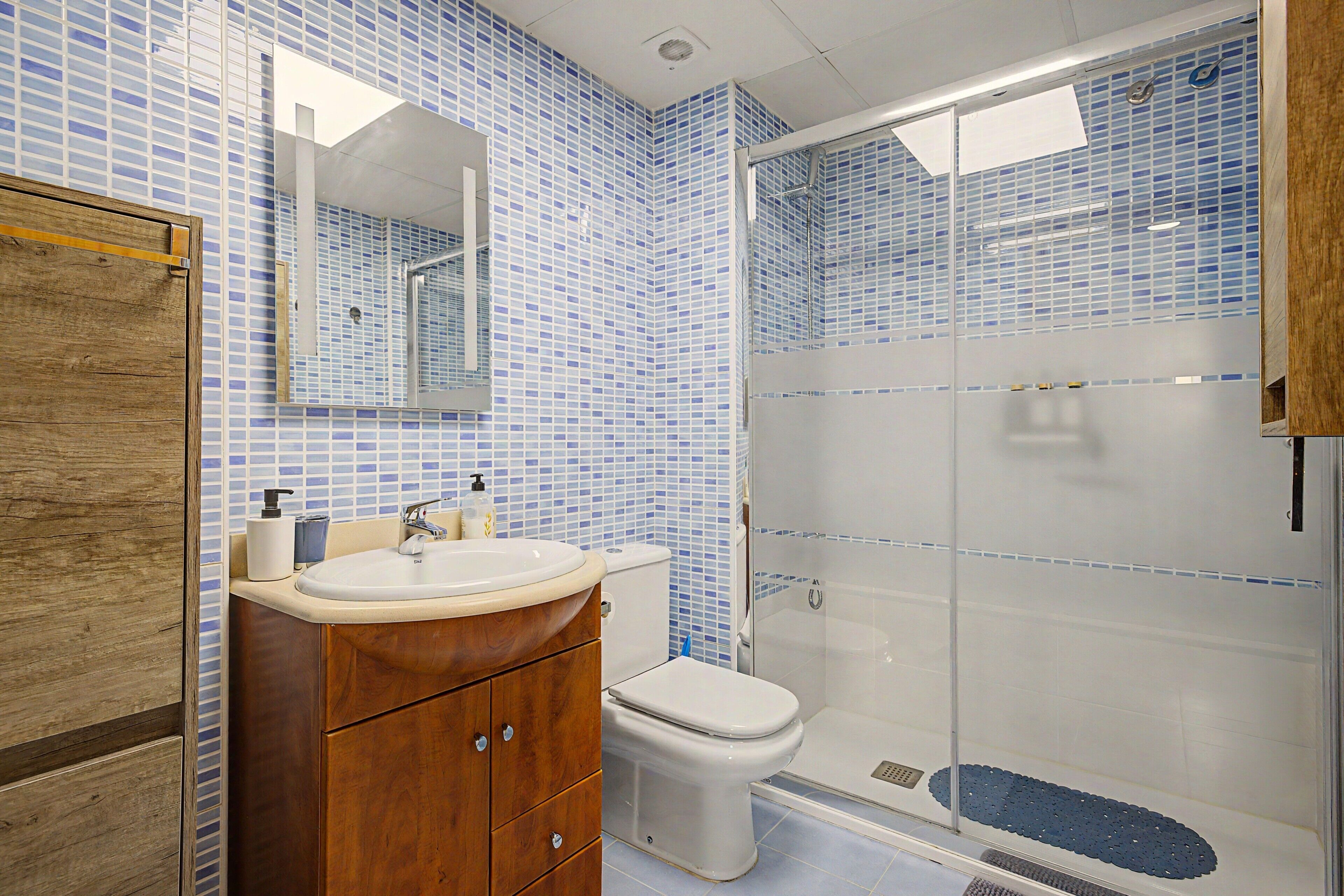 Een bad, een haardroger, handdoeken