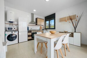 Fridge, microwave, oven, stovetop - Holiday Apartment 'Pedragosa' close to the Beach with Mountain View, Shared Pool & Wi-Fi (La Rapita)