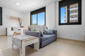 TV - Holiday Apartment 'Pedragosa' close to the Beach with Mountain View, Shared Pool & Wi-Fi (La Rapita)