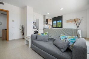 TV - Holiday Apartment 'Pedragosa' close to the Beach with Mountain View, Shared Pool & Wi-Fi (La Rapita)
