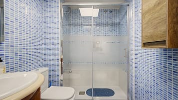 Bañera, secador de pelo y toallas