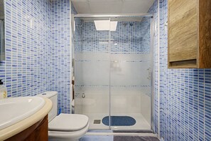 Bathtub, hair dryer, towels
