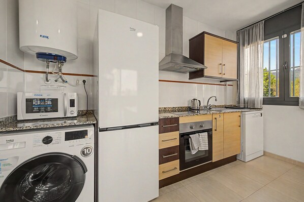 Wasserkocher mit Kaffee-/Teezubehör, Kühlschrank, Mikrowelle, Ofen