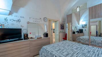 1 slaapkamer, een strijkplank/strijkijzer, gratis wifi, beddengoed