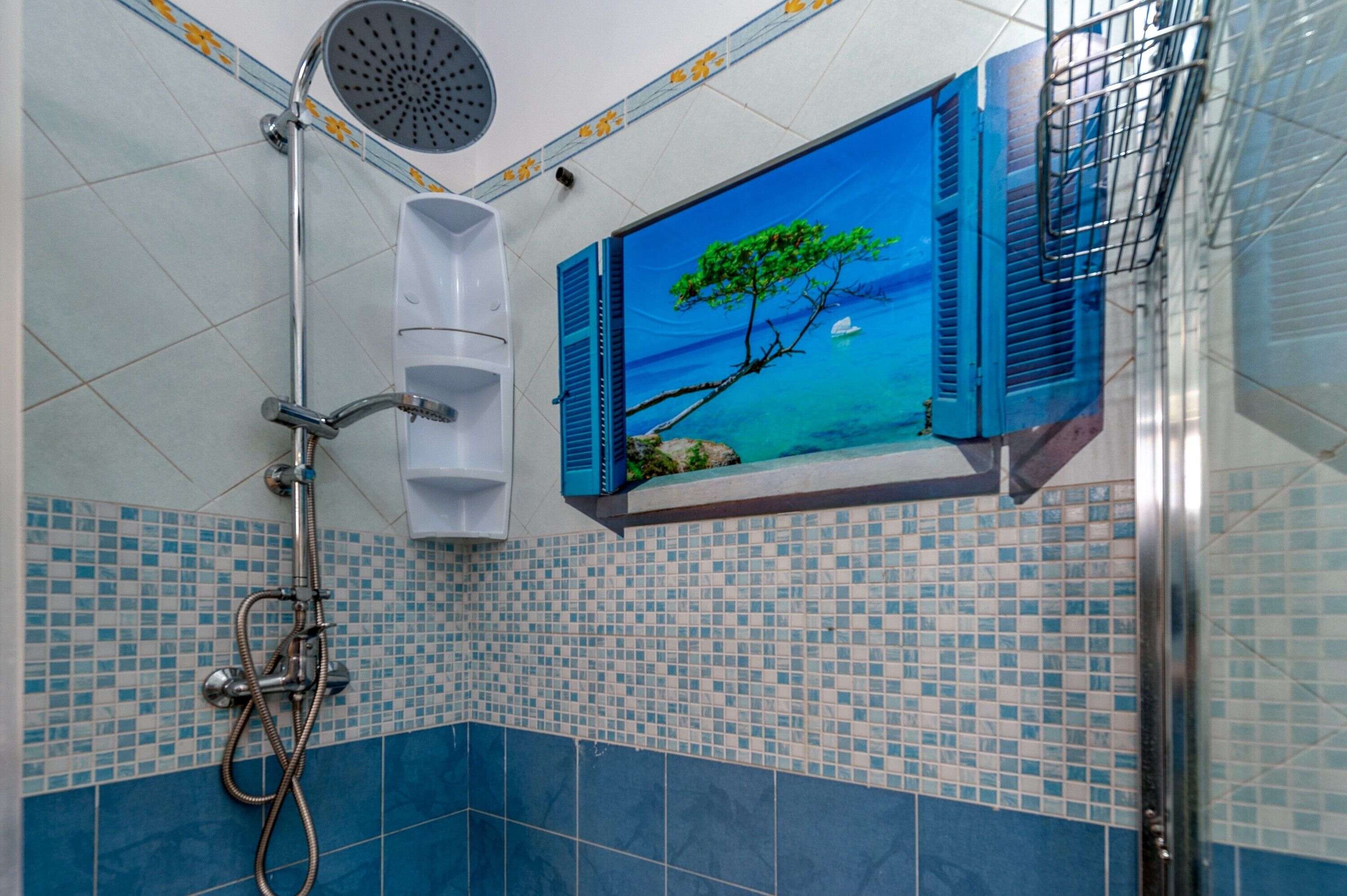 Een douche, een haardroger, handdoeken