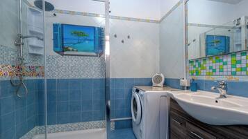 Douche, sĂšche-cheveux, serviettes fournies