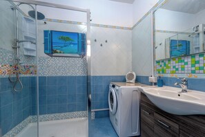 Shower, hair dryer, towels