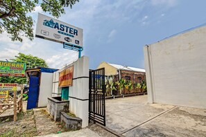 Front of property - SPOT ON 91709 Aster Hotel Syariah (Karanganyar)