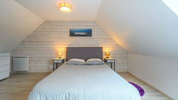 4 bedrooms, iron/ironing board, free WiFi, bed sheets