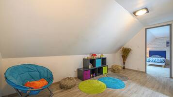 4 bedrooms, iron/ironing board, free WiFi, bed sheets