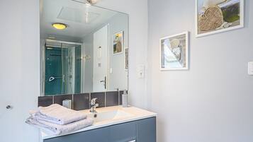 Een douche, een haardroger, handdoeken