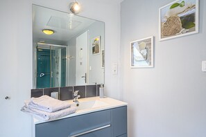Shower, hair dryer, towels - Vacation Home "Gîte Authentique Breton: with Private Terrace, Private Garden & Wi-Fi (Plonéour-Lanvern)