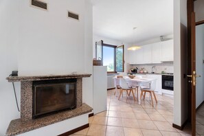 Fridge, oven, stovetop, dishwasher - Holiday Home 'Villa Fox' with Garden, Balcony and Shared Wi-Fi (angera)