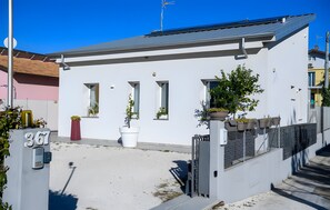 Exterior - Holiday Home 'Chalet Al Mare' with Private Pool, Private Garden and Air Conditioning (mondolfo)