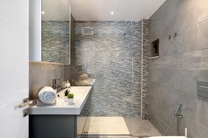 Dusche, Haartrockner, Handtücher