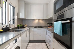 Refrigerador, microondas, horno y parrilla de estufa 