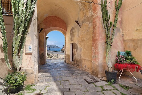 Apartment 'Casa Elena' with Wi-Fi and Air Conditioning