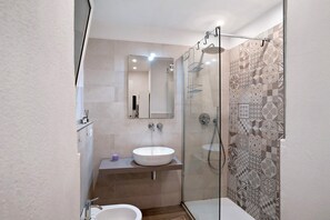 Dusche, Haartrockner, Handtücher