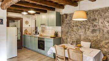 Frigorífico, microondas, horno y placa de cocina