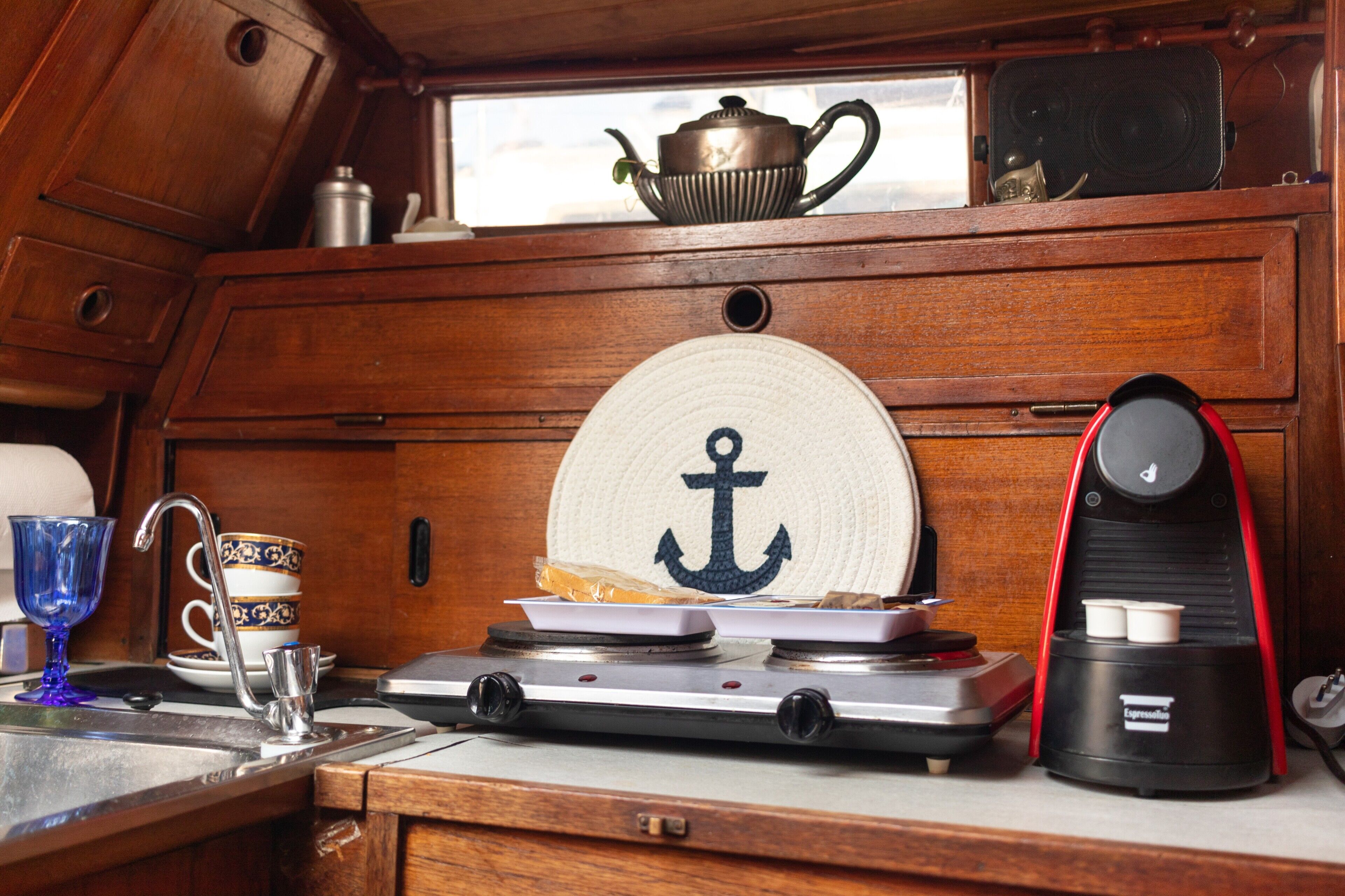 Réfrigérateur, plaque de cuisson, cafetière/bouilloire