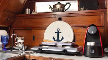 KĂŒhlschrank, Herdplatte, Wasserkocher mit Kaffee-/Teezubehör