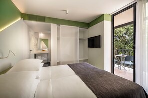 Comfort Double Room with Balcony | Frigobar, cofres nos quartos, escrivaninha