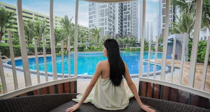 TK Resortstay - Vinhomes Smart City Provides Accommodation With an Outdoor Swimm