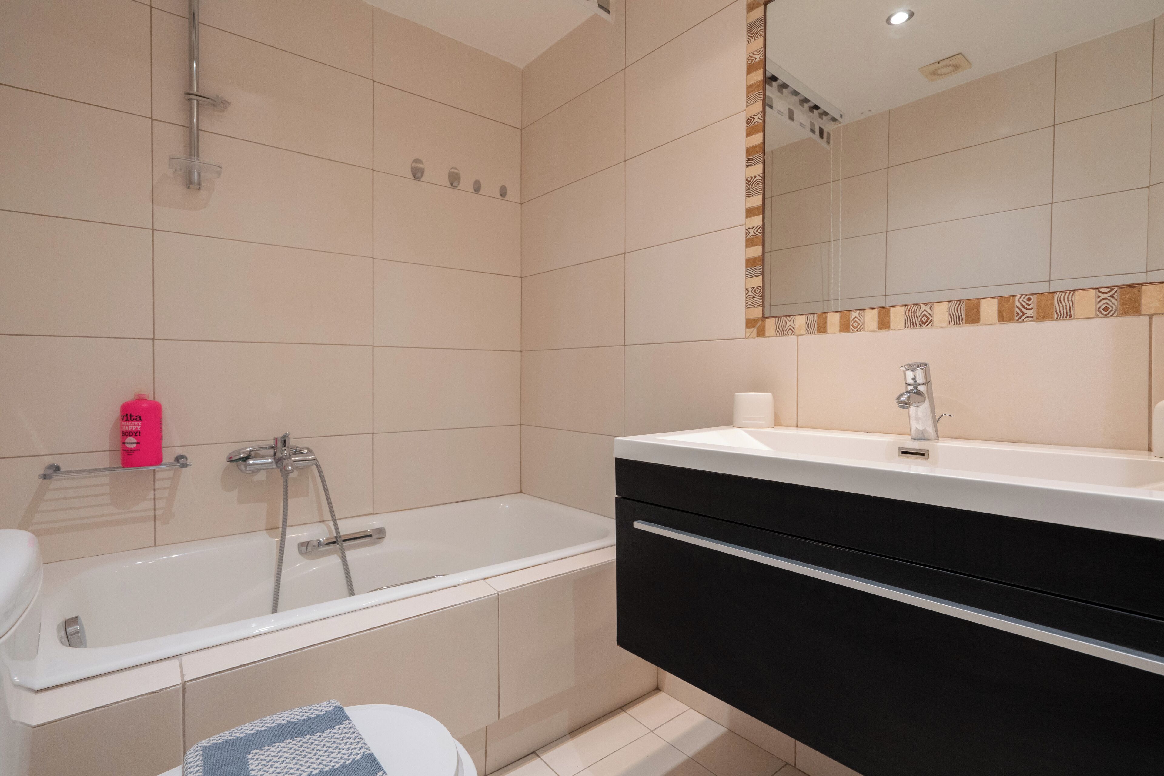 Ein modernes Badezimmer mit Badewanne, Waschbecken und Toilette.