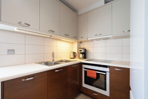 Departamento urbano | Cocina privada | Refrigerador, microondas, horno y parrilla de estufa 