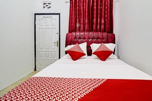 Desk, free WiFi, bed sheets - OYO 91886 Bfs Homestay Syariah (Jambi)