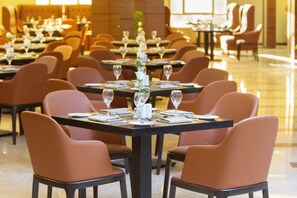 Café da manhã com buffet grátis todos os dias