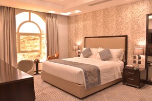 エグゼクティブ スイート | デスク、遮光カーテン、防音設備、アイロン / アイロン台