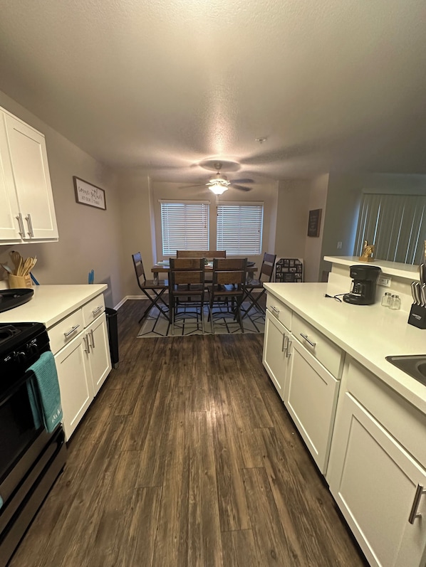 Private kitchen - A place away from home awaits you. Family size, nice and cozy. (Grove)