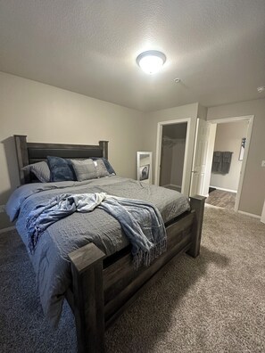 Room - A place away from home awaits you. Family size, nice and cozy. (Grove)
